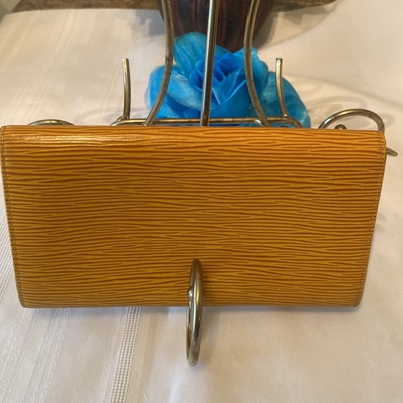 Louis Vuitton Sarah Wallet - Picture 2 of 10